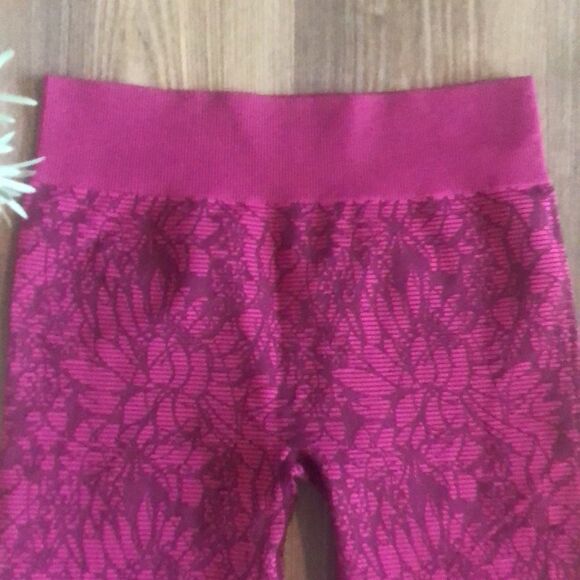 FABLETICS SEAMLESS PRINTED CAPRI LEGGING FUSCHIA WITH FLORAL COMPRESSION SIZE M? - Picture 5 of 7